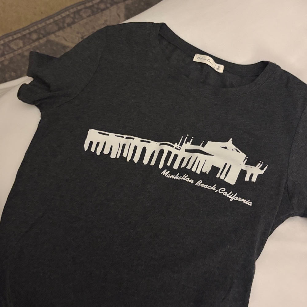 Fitted dark gray  T-Shirt with White Graphic of Manhattan Beach.